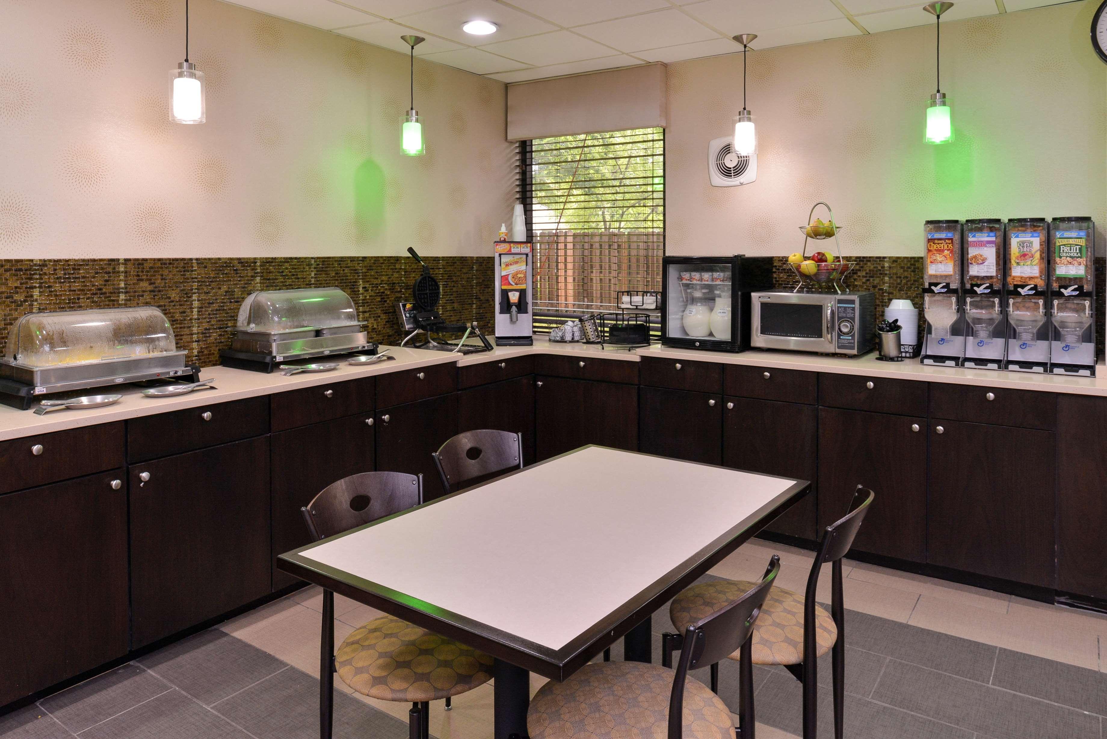 Best Western Plus Richmond Sandston Bagian luar foto